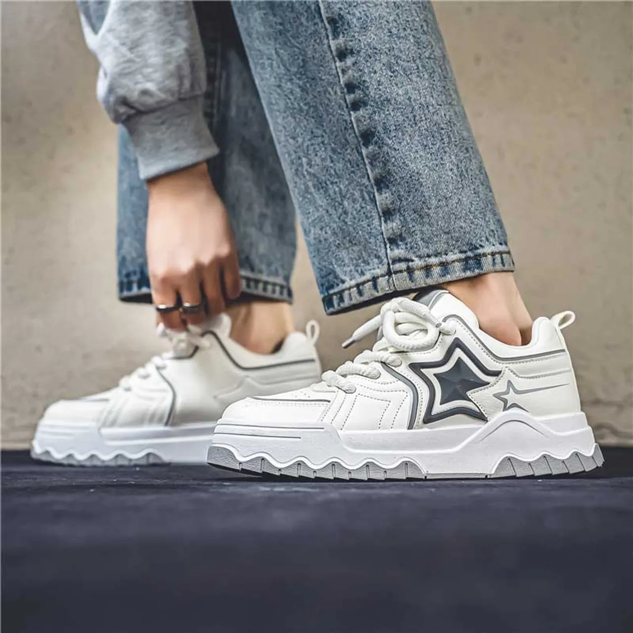 White star pattern casual sport shoe sneaker