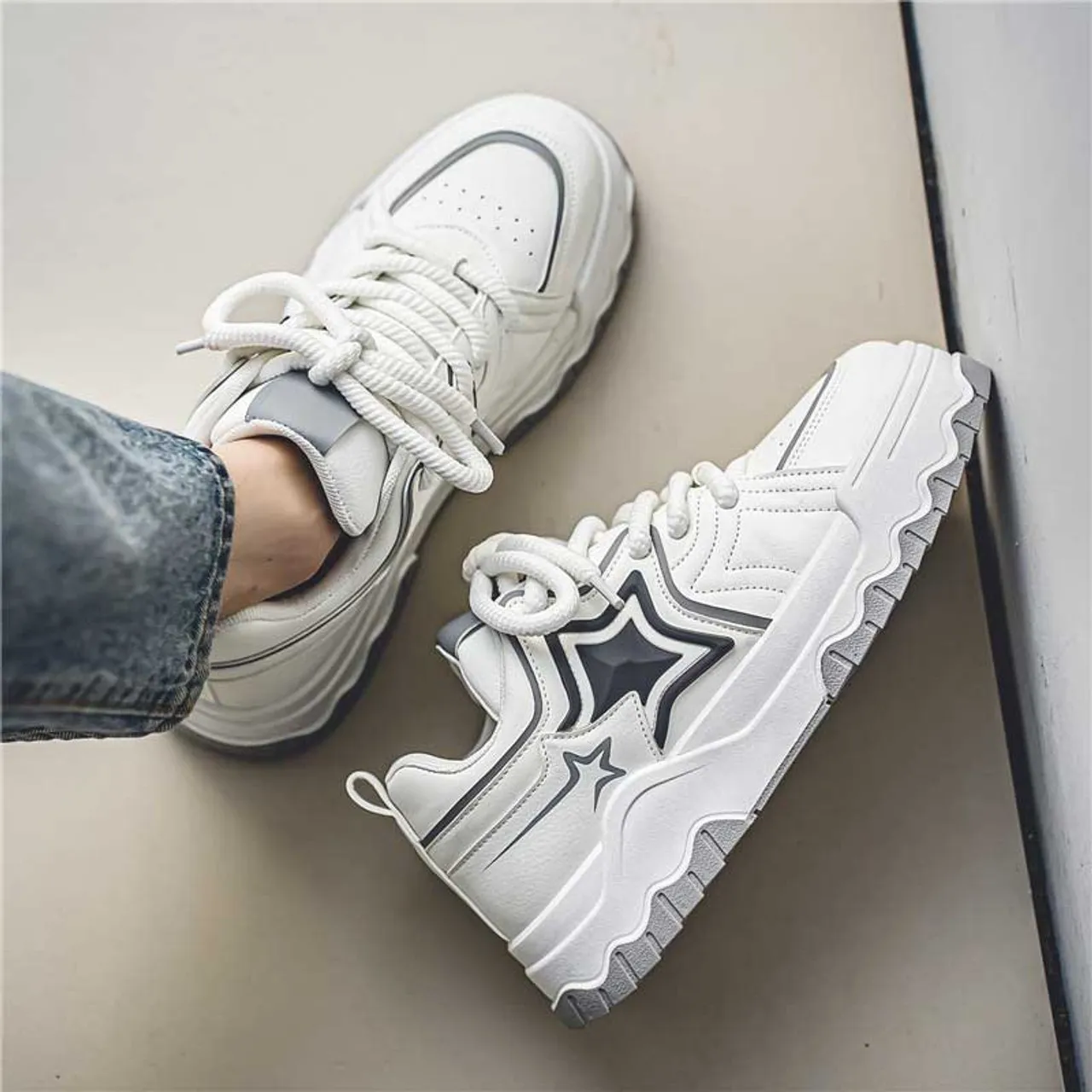 White star pattern casual sport shoe sneaker